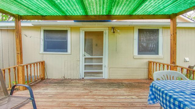 1107 Trail St, Floresville, TX 78114