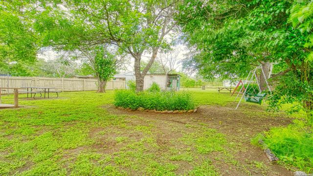 1107 Trail St, Floresville, TX 78114