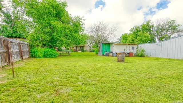1107 Trail St, Floresville, TX 78114