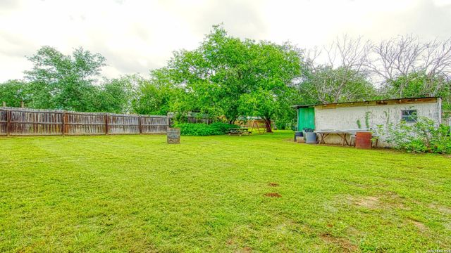 1107 Trail St, Floresville, TX 78114