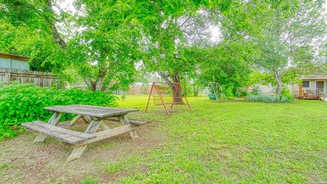 1107 Trail St, Floresville, TX 78114