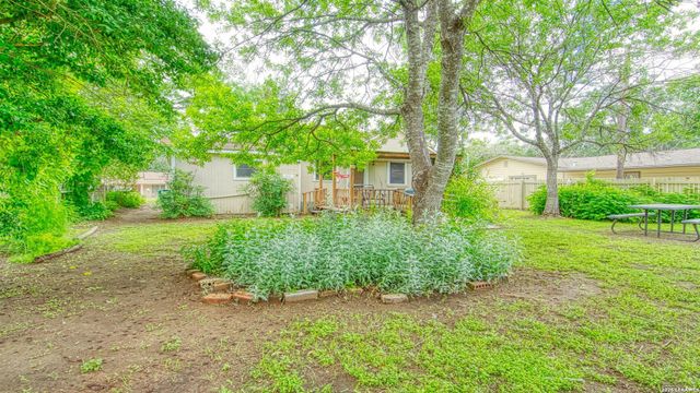 1107 Trail St, Floresville, TX 78114