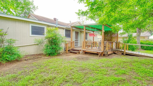 1107 Trail St, Floresville, TX 78114