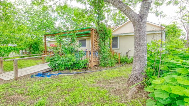 1107 Trail St, Floresville, TX 78114