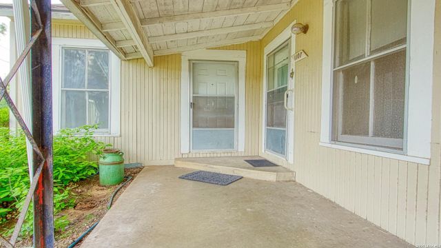 1107 Trail St, Floresville, TX 78114