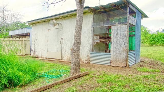 1107 Trail St, Floresville, TX 78114