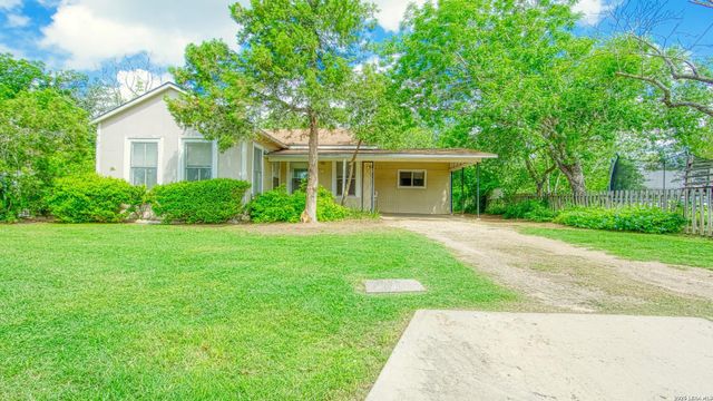 1107 Trail St, Floresville, TX 78114