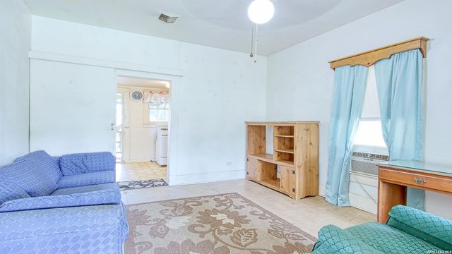 1107 Trail St, Floresville, TX 78114