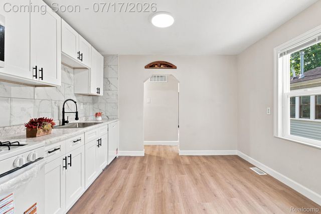 23826 Columbus Avenue, Warren, MI 48089