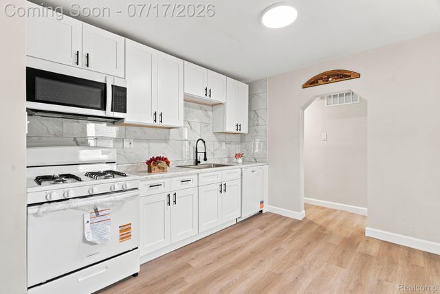 23826 Columbus Avenue, Warren, MI 48089