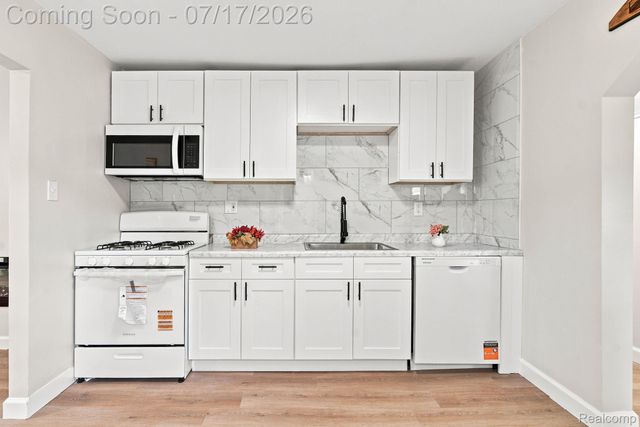 23826 Columbus Avenue, Warren, MI 48089