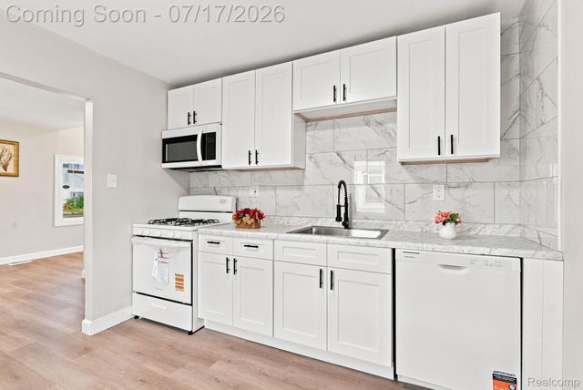 23826 Columbus Avenue, Warren, MI 48089