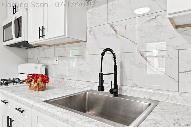 23826 Columbus Avenue, Warren, MI 48089