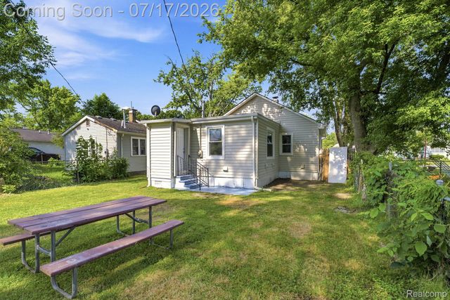 23826 Columbus Avenue, Warren, MI 48089