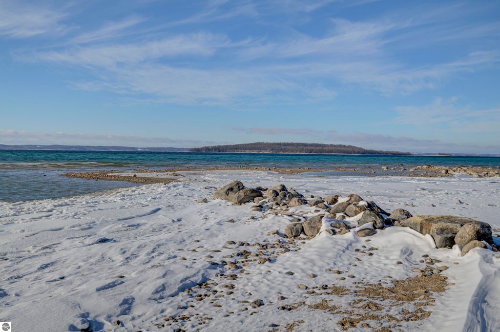 Image 6 of property listing at 1170 Braebury Way, Traverse City, MI 49686