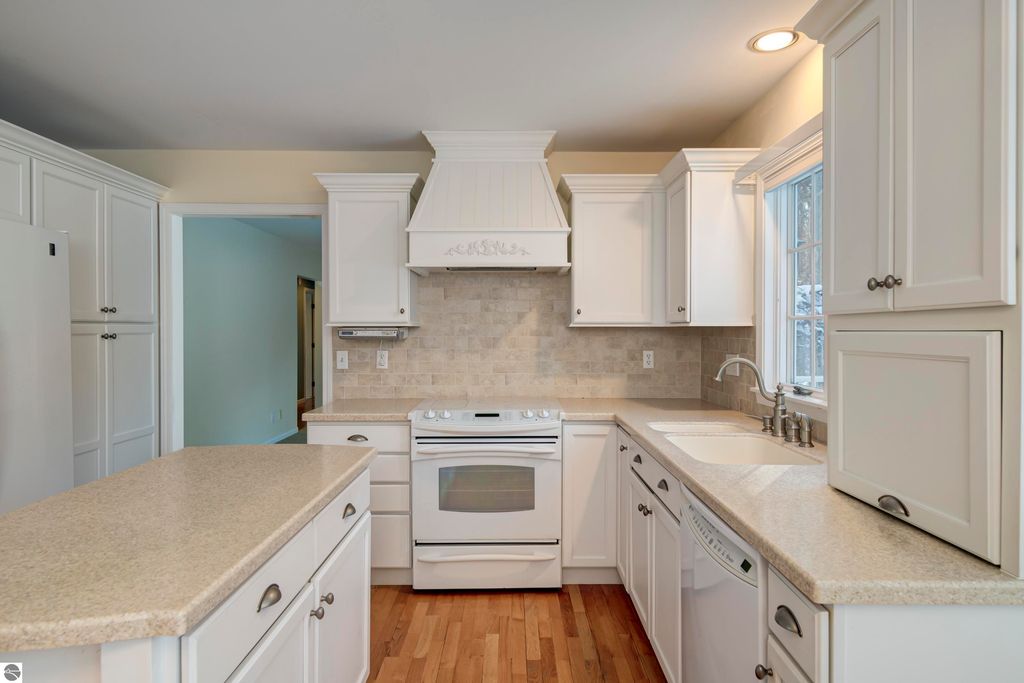 Image 9 of property listing at 1170 Braebury Way, Traverse City, MI 49686