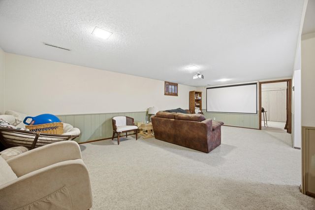 2867 Westgate Drive S, Fargo, ND 58103