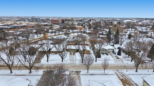 2867 Westgate Drive S, Fargo, ND 58103