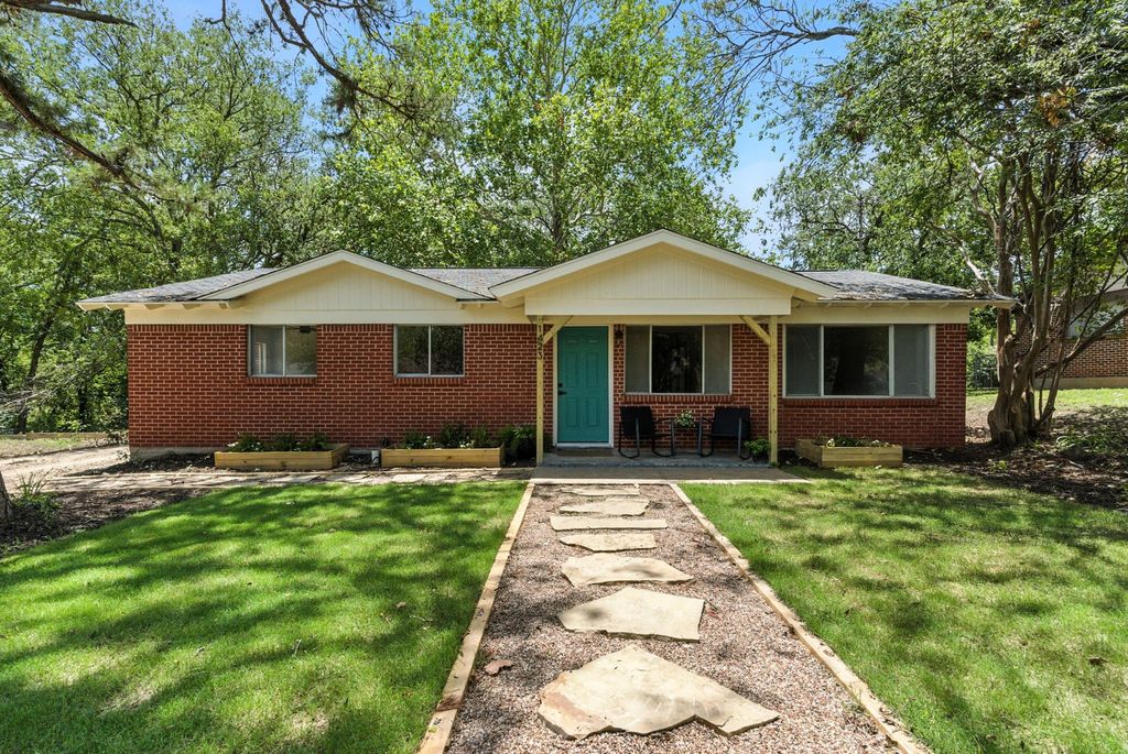 1423 W Ball Street, Weatherford, TX 76086