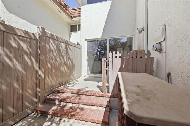 10445 Larwin unit 3 3, Chatsworth, CA 91311