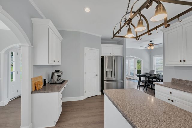 1004 Bradby Dr, Burns, TN 37029