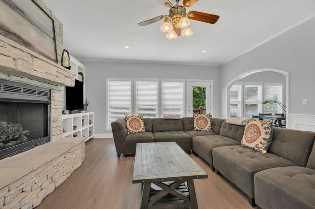 1004 Bradby Dr, Burns, TN 37029