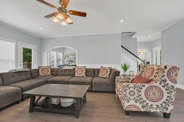 1004 Bradby Dr, Burns, TN 37029