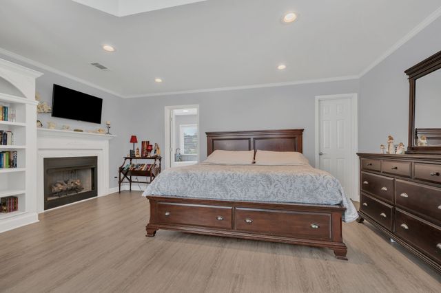 1004 Bradby Dr, Burns, TN 37029