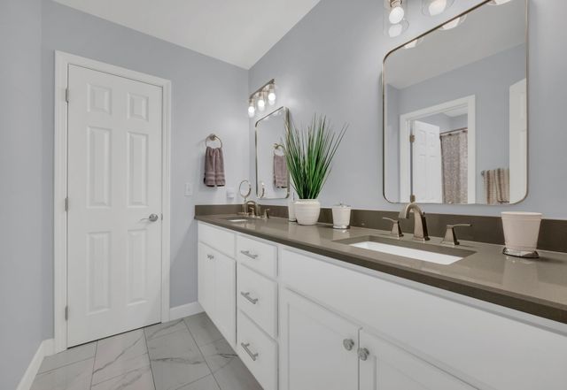 1004 Bradby Dr, Burns, TN 37029