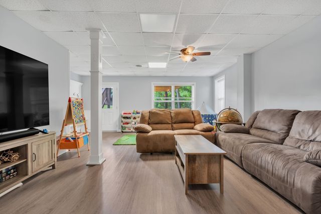 1004 Bradby Dr, Burns, TN 37029