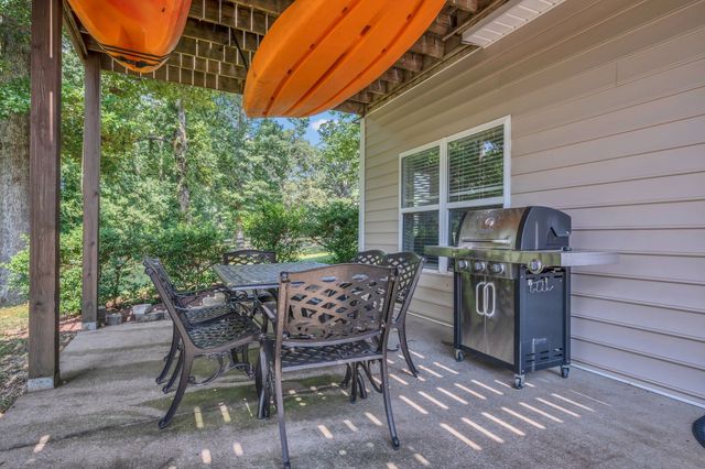 1004 Bradby Dr, Burns, TN 37029