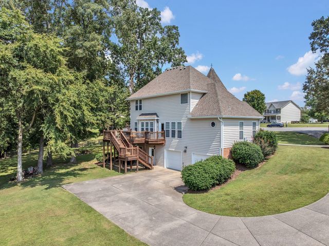 1004 Bradby Dr, Burns, TN 37029