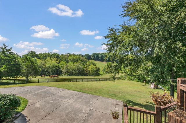 1004 Bradby Dr, Burns, TN 37029