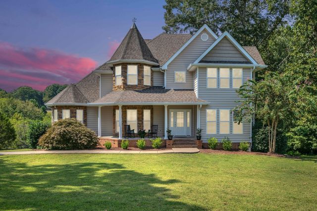 1004 Bradby Dr, Burns, TN 37029