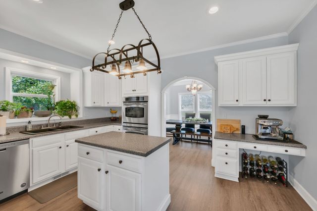 1004 Bradby Dr, Burns, TN 37029