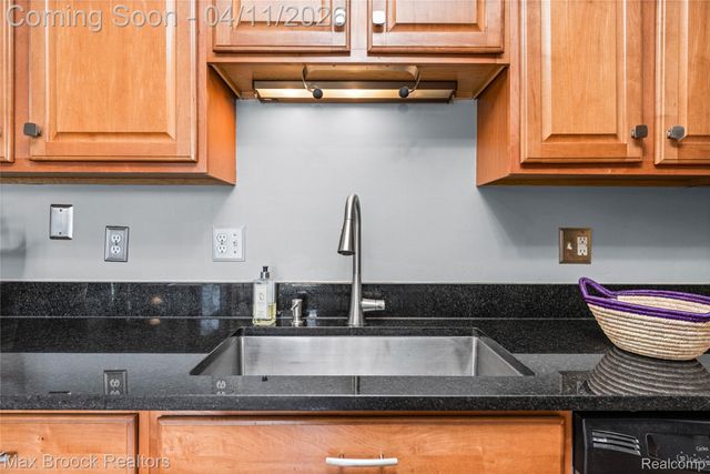2671 Roundtree Drive Roundtree Drive 4, Troy, MI 48083