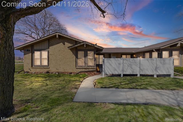 2671 Roundtree Drive Roundtree Drive 4, Troy, MI 48083