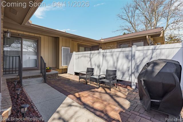 2671 Roundtree Drive Roundtree Drive 4, Troy, MI 48083