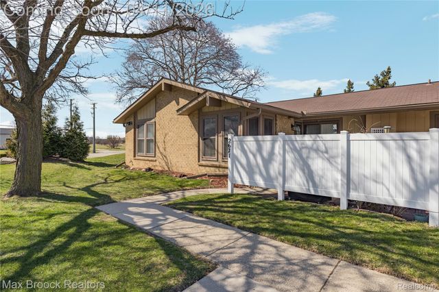 2671 Roundtree Drive Roundtree Drive 4, Troy, MI 48083