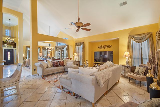 663 E Sandra Lane, Grand Prairie, TX 75052