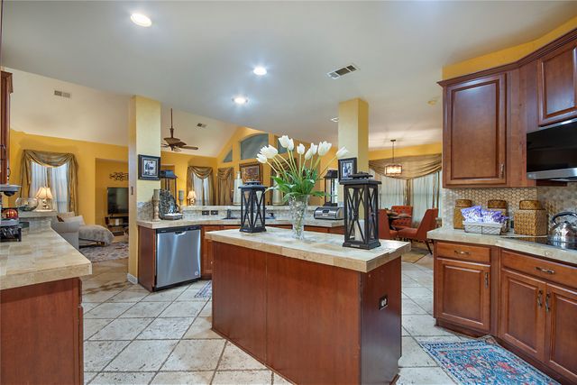 663 E Sandra Lane, Grand Prairie, TX 75052