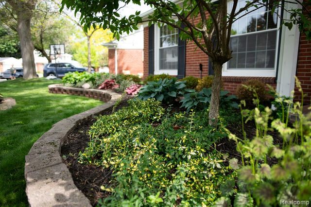 14922 Robinwood Drive, Plymouth, MI 48170