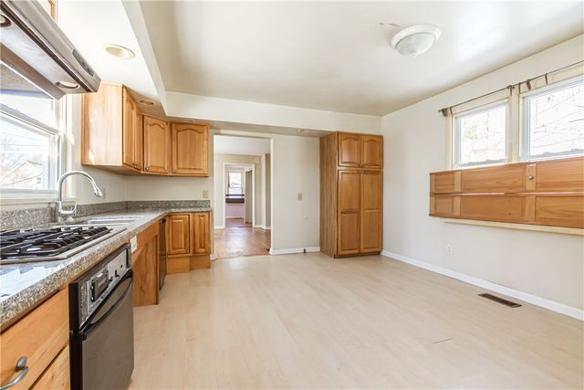 4 Sanford Place, Rochester, NY 14620