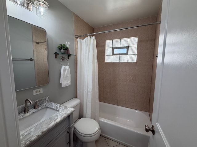 2204 Campbell Street, Rolling Meadows, IL 60008