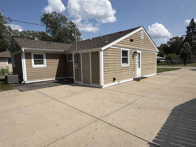 2204 Campbell Street, Rolling Meadows, IL 60008