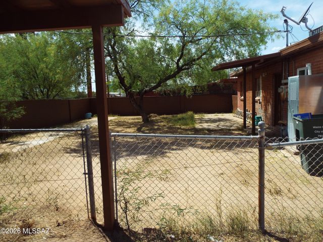 4552 E Douglas Street, Tucson, AZ 85711