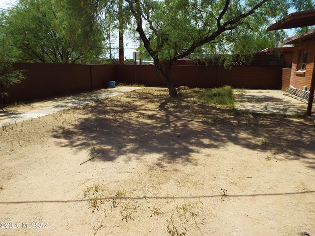 4552 E Douglas Street, Tucson, AZ 85711