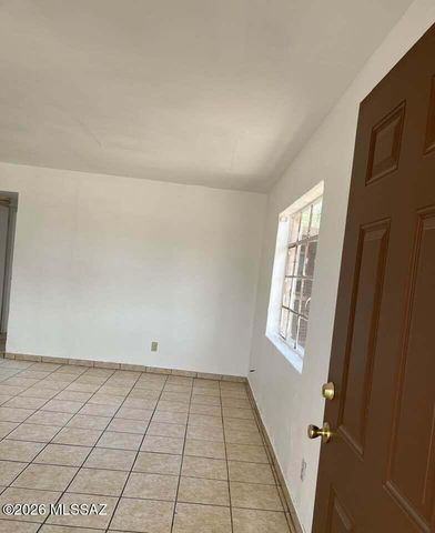 4552 E Douglas Street, Tucson, AZ 85711