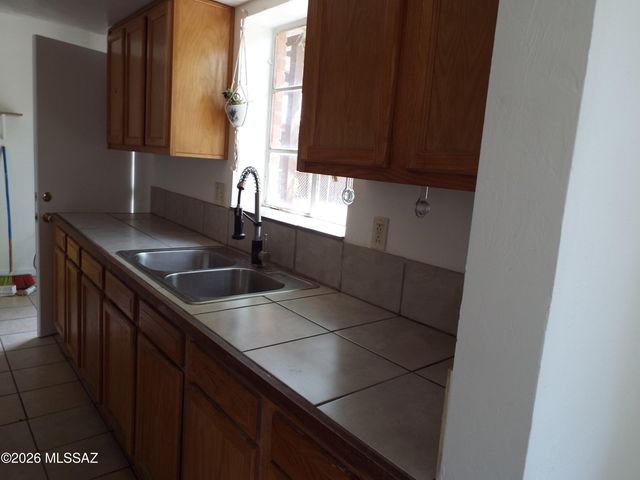 4552 E Douglas Street, Tucson, AZ 85711