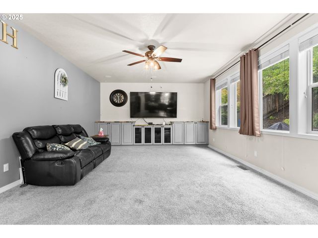 138 N LINK Ct, Newberg, OR 97132